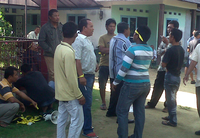 warga-matras-ikut-demo-tolak-beroperasinya-kapal-isap-produksi_20151229_082037.jpg