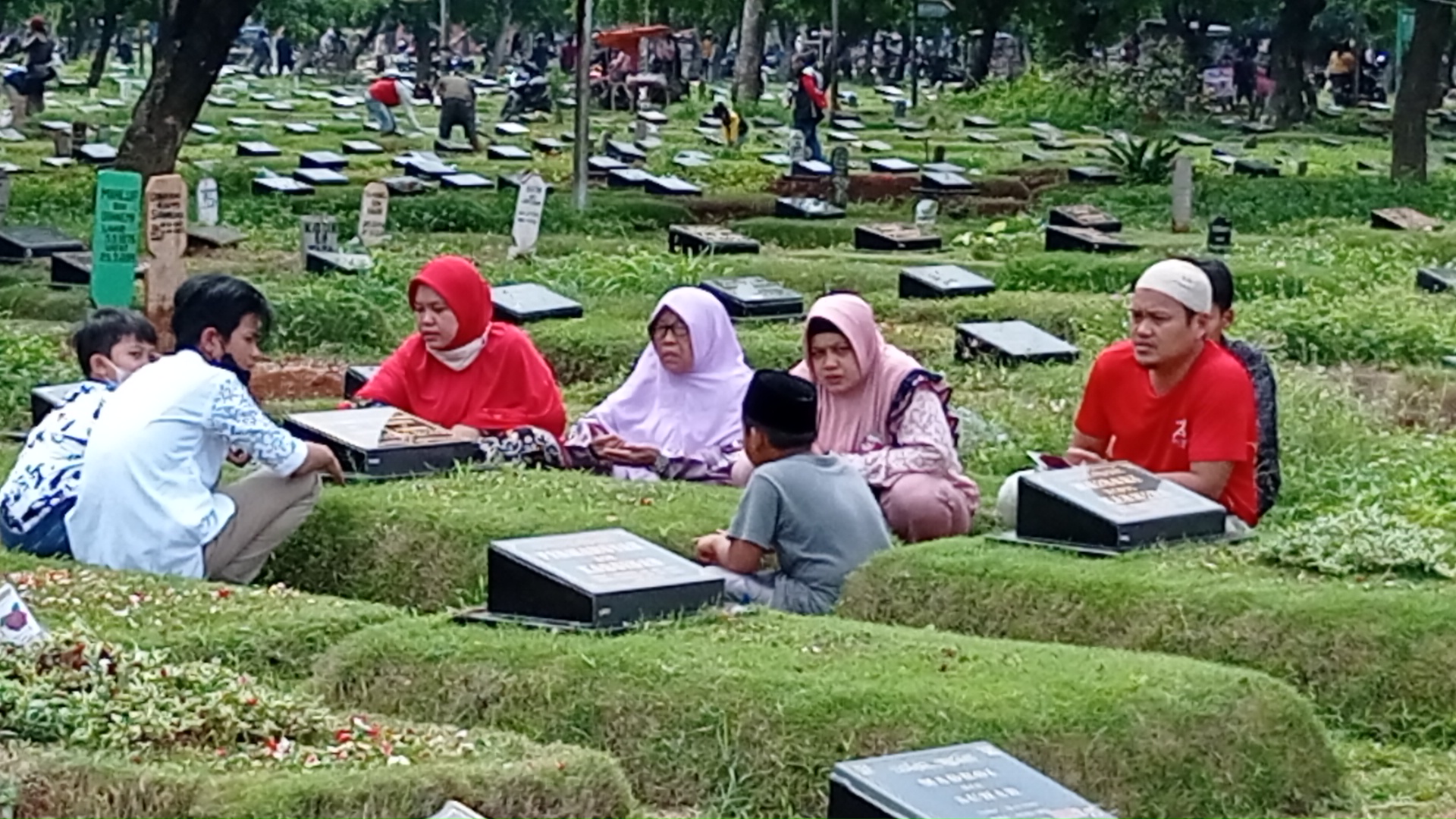 warga-melakukan-ziarah-kubur-di-tpu-tegal-alur_20220504_205040.jpg