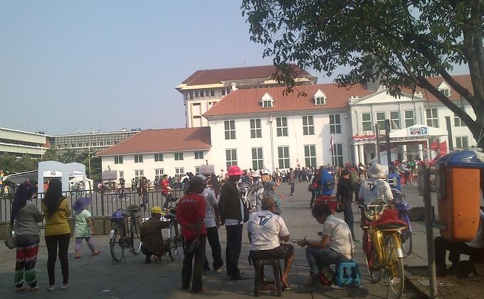 warga-memadati-taman-fatahillah-minggu-1782014_20141121_103114.jpg