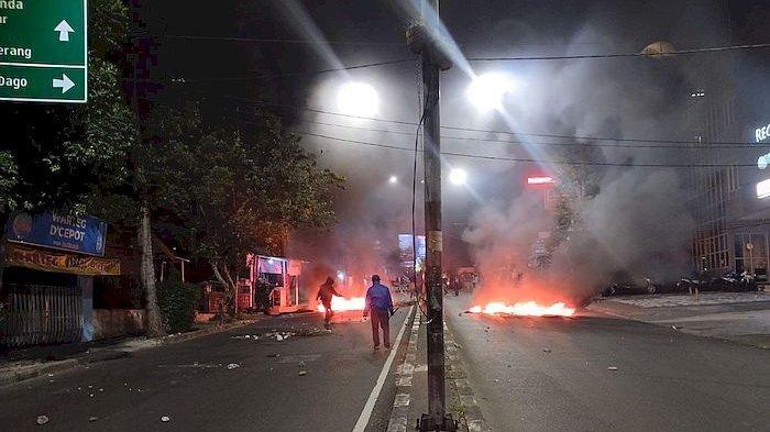 warga-membakar-ban-bekas-dan-memblokir-jalan-ir-h-djuanda-atas-sekitar-terminal-dago.jpg