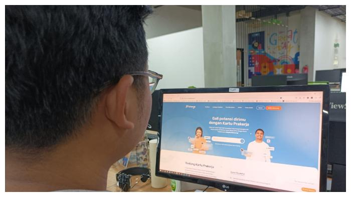 warga-mengakses-situs-resmi-kartu-prakerja.jpg