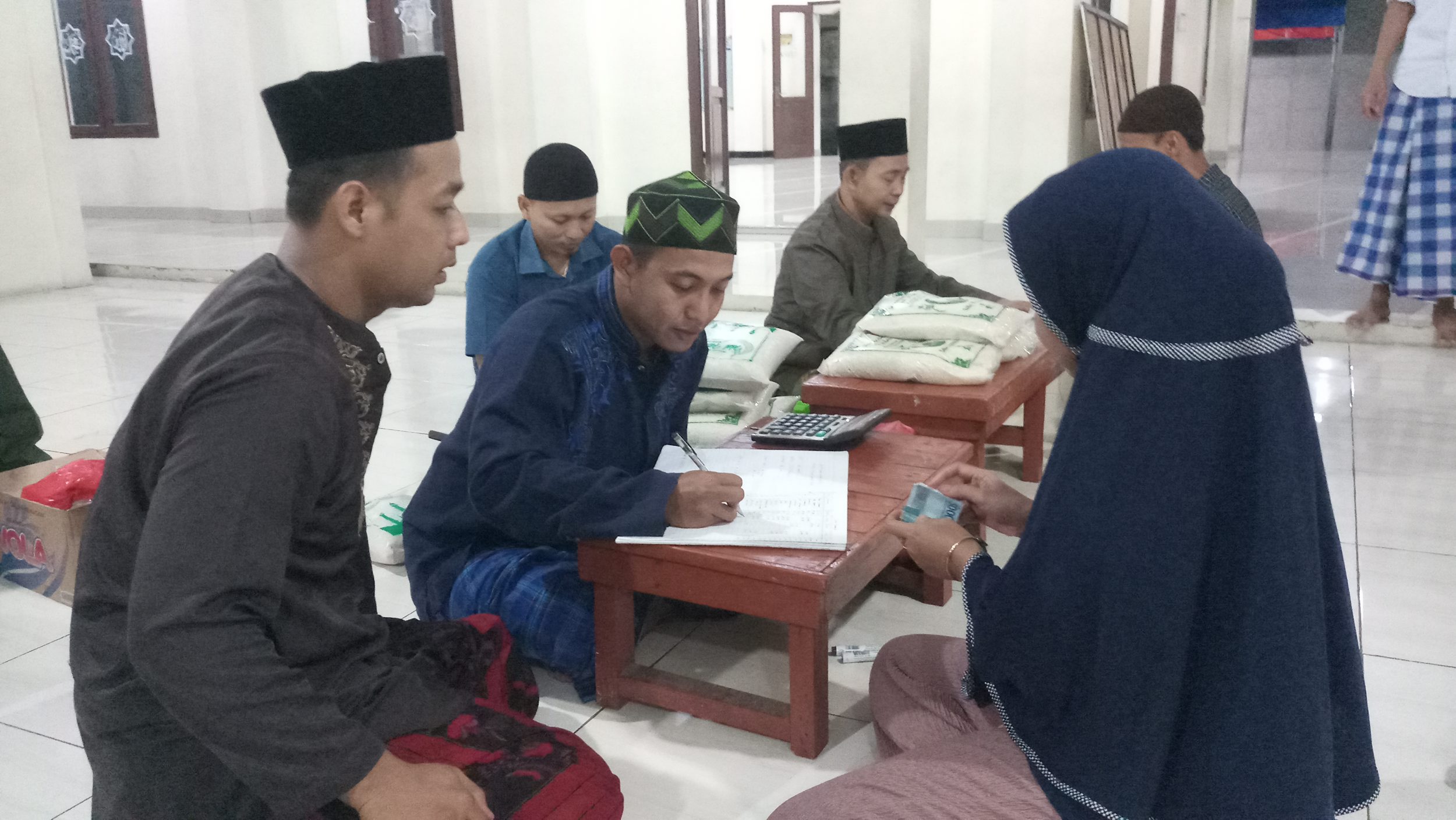 warga-menunaikan-zakat-fitrah-di-musola-miftahul-jannah_20210504_121232.jpg