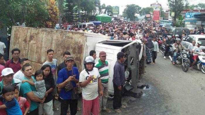 warga-menyaksikan-bangkai-kendaraan.jpg