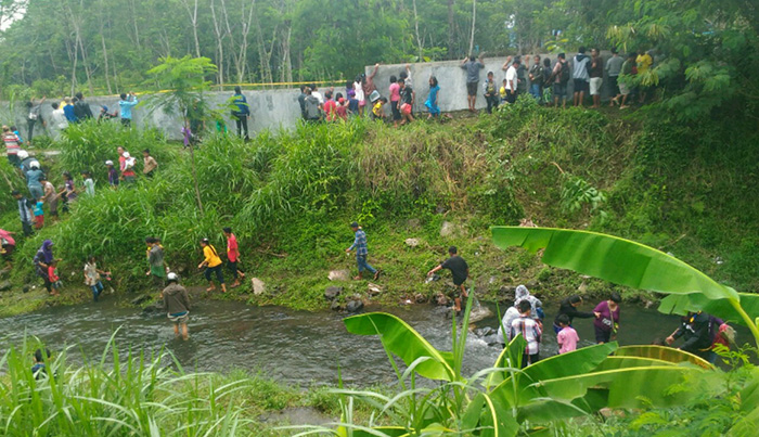 warga-nonton-bangkai-pesawat_20151220_125648.jpg