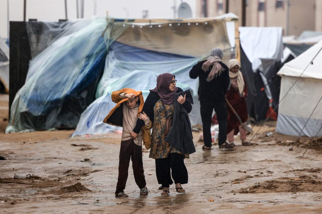 warga-palestina-berjalan-di-rafah-jalur-gaza-selatan-saat-perang-israel-hamas-berlanjut-2.jpg