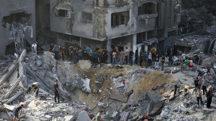warga-palestina-memeriksa-kehancuran-di-kamp-pengungsi-palestina-jabalia.jpg