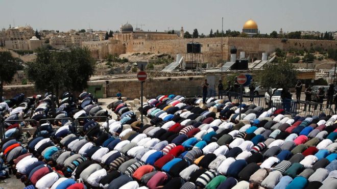 warga-palestina-salat-di-jalan_20170721_194501.jpg