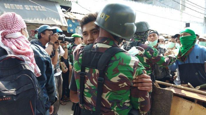 warga-peluk-tni.jpg