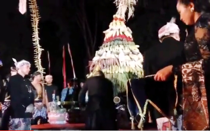 warga-rebutan-tumpeng-jonegaran_20151025_190904.jpg