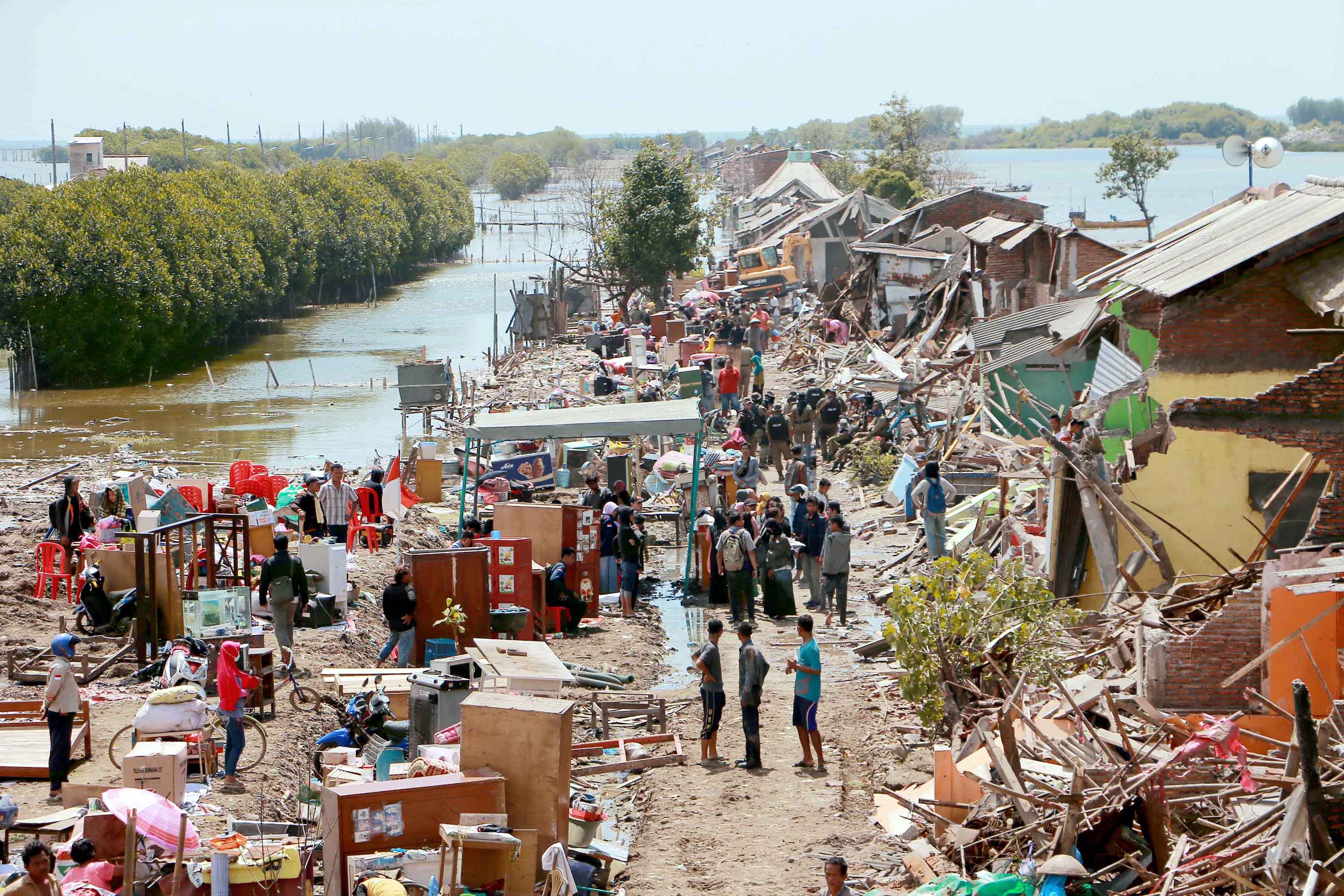 warga-tambakrejo-menangis-rumah-mereka-dibongkar-satpol-pp_20190509_210952.jpg
