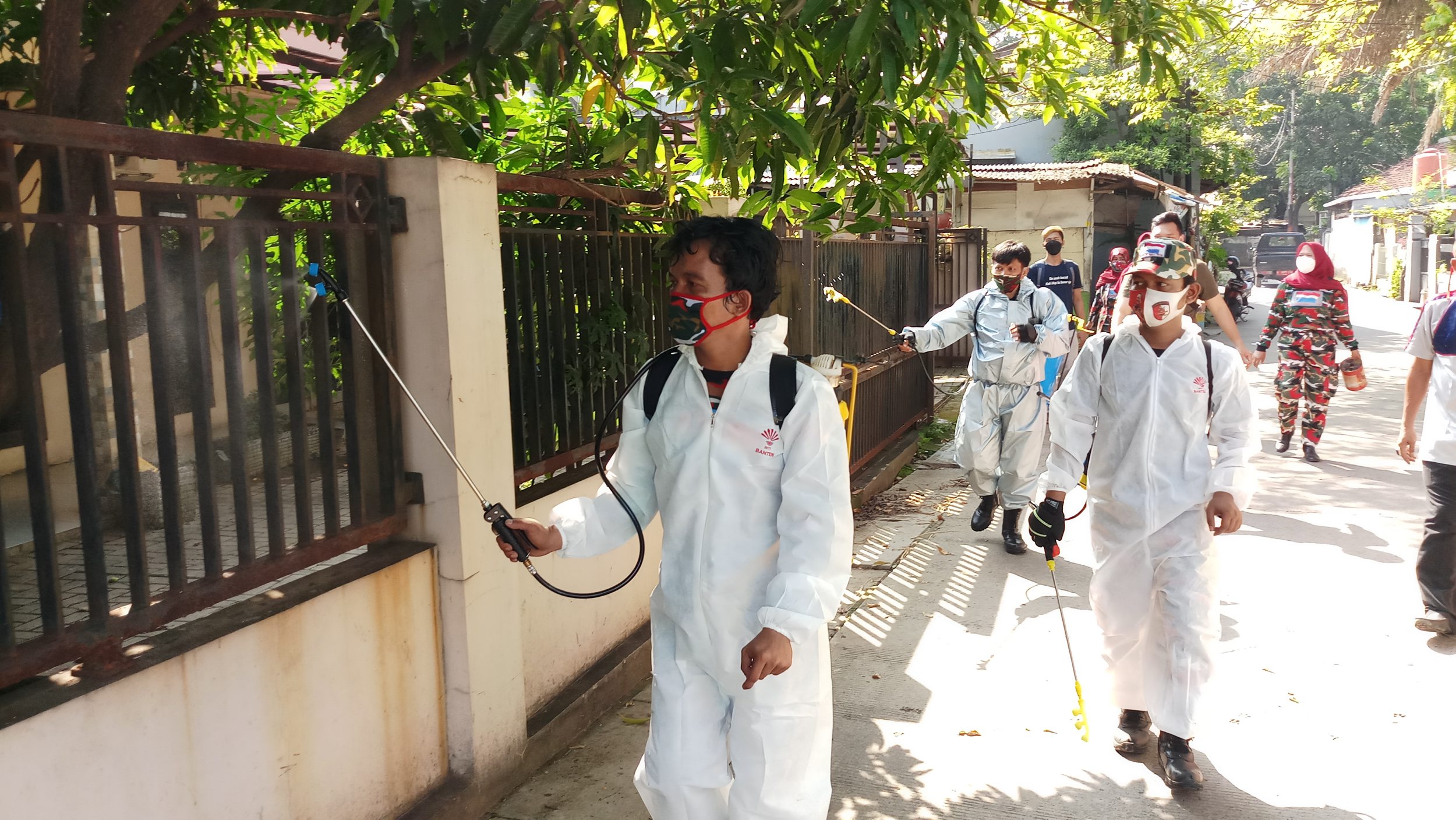 warga-tangerang-lakukan-penyemprotan-disinfektan-covid-19_20210626_141229.jpg