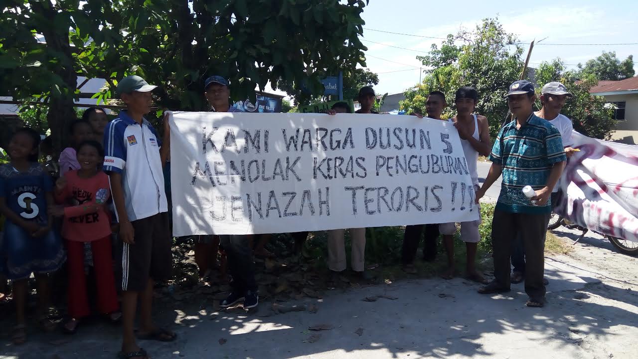 warga-tolak-teroris_20170628_121754.jpg
