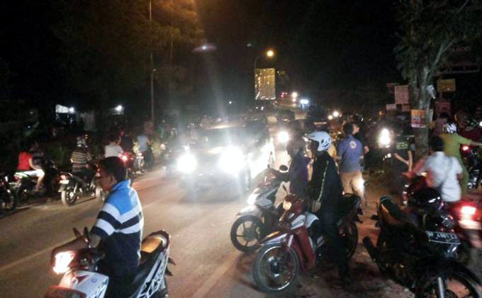 warga-tonton-bentrok-tni-vs-brimob_20141120_093912.jpg