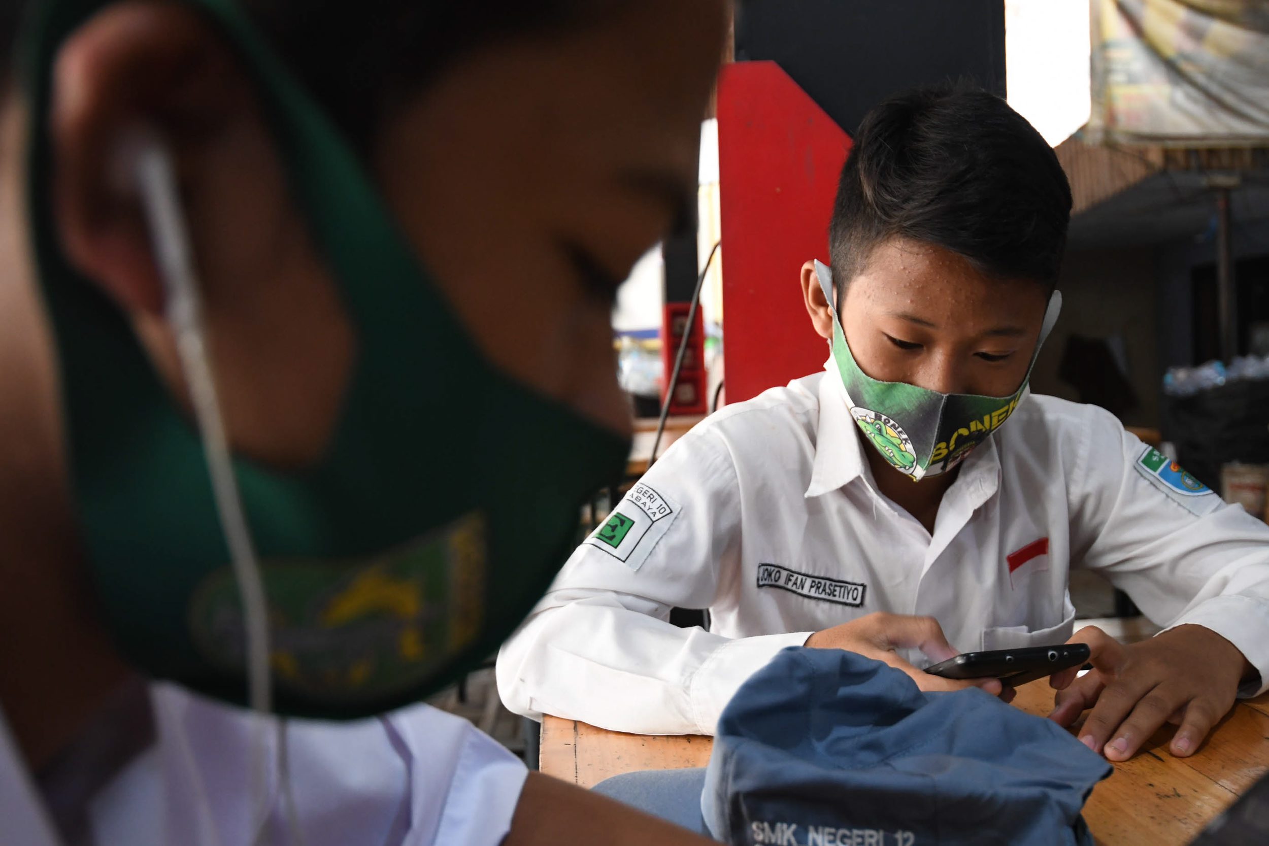 warkop-pitulikur-fasilitasi-siswa-belajar-daring-dengan-wifi-gra_20200720_171600.jpg