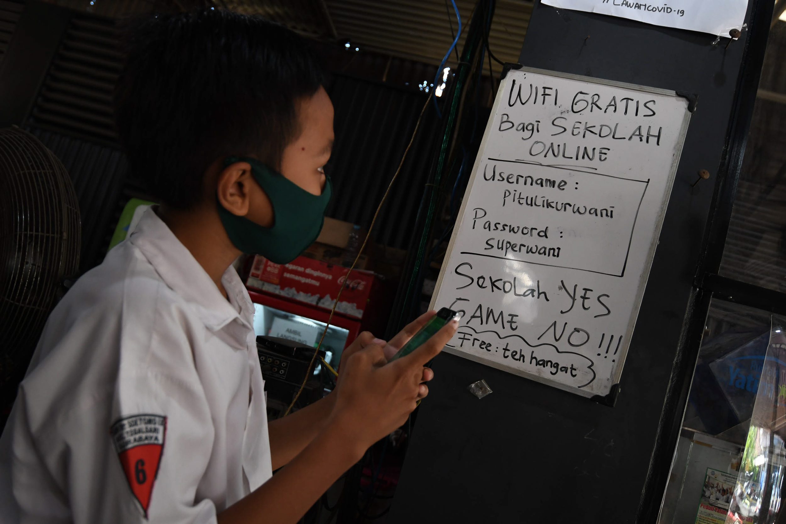 warkop-pitulikur-fasilitasi-siswa-belajar-daring-dengan-wifi-gra_20200720_171934.jpg