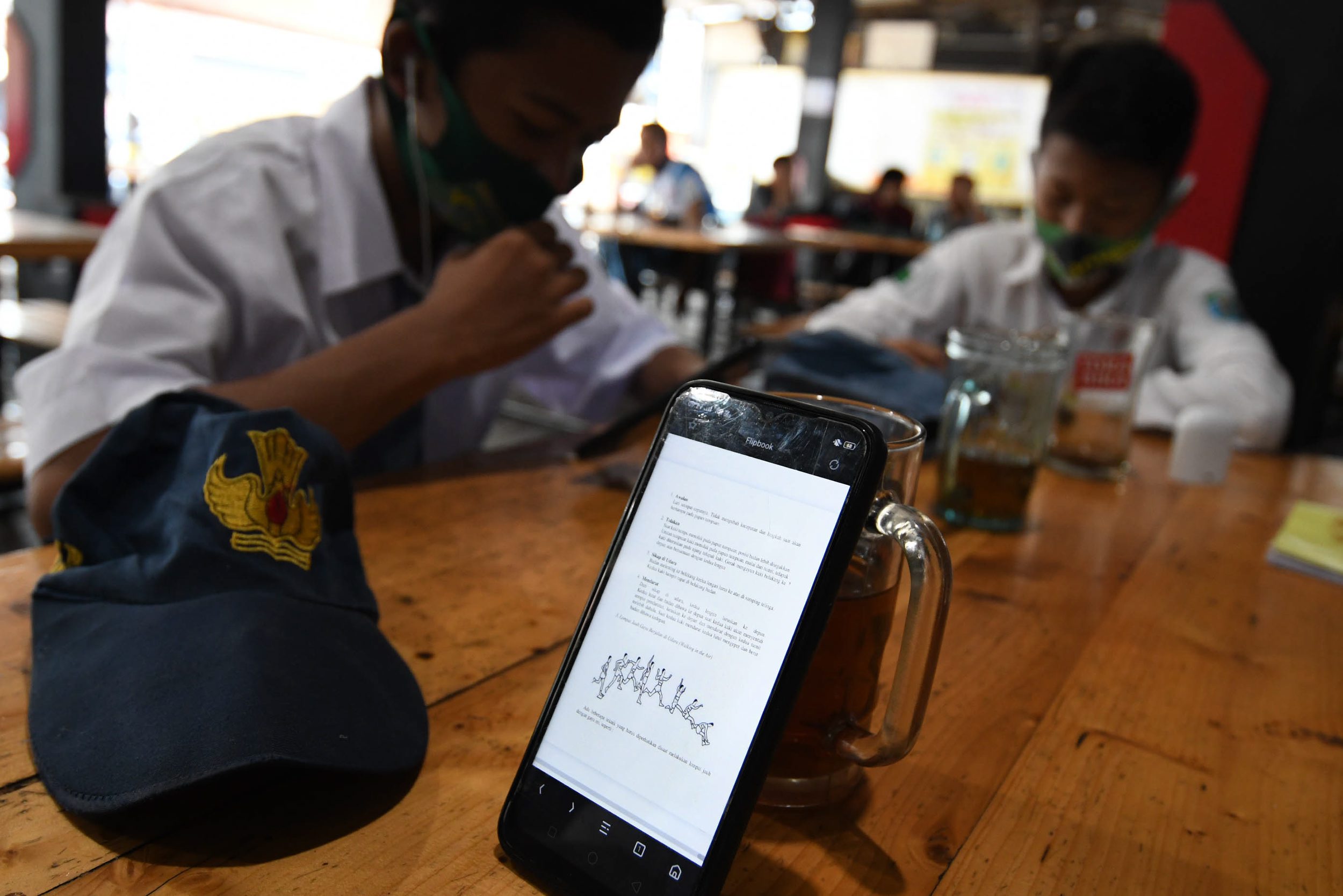 warkop-pitulikur-fasilitasi-siswa-belajar-daring-dengan-wifi-gra_20200720_172234.jpg