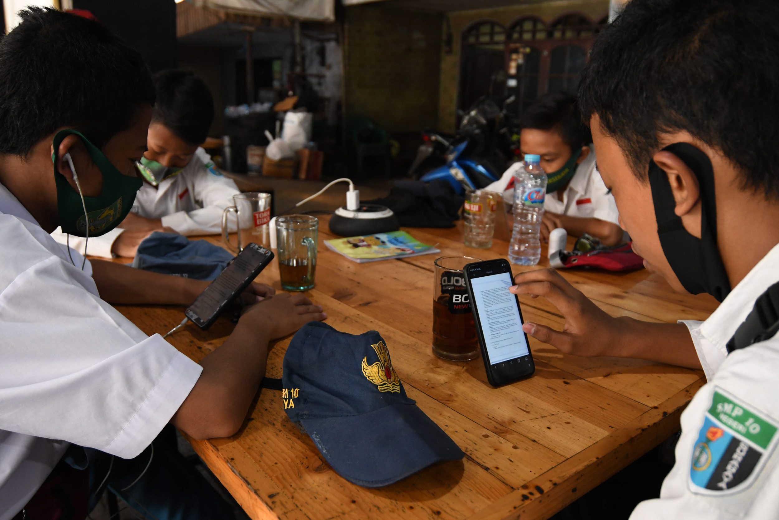 warkop-pitulikur-fasilitasi-siswa-belajar-daring-dengan-wifi-gra_20200720_172432.jpg
