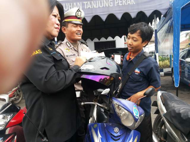 wartawan-ditilang-sbya_20141226_141712.jpg