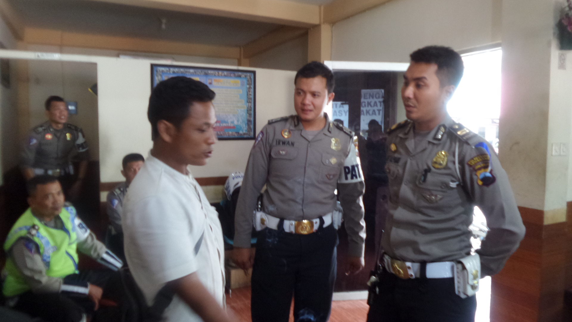 wartawan-gadungan-ditilang_20151104_191558.jpg