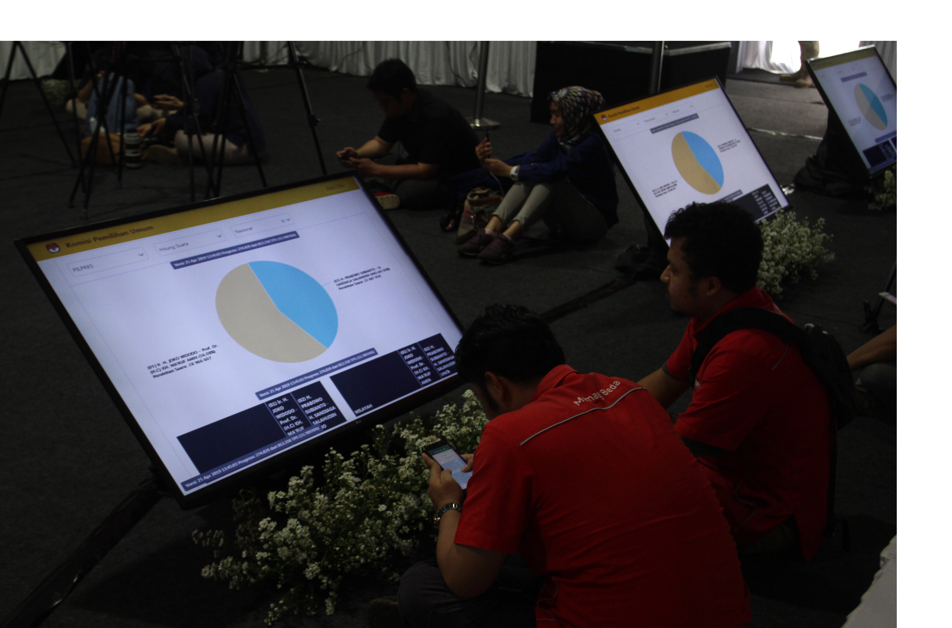 wartawan-pantau-real-count-kpu_20190425_215405.jpg