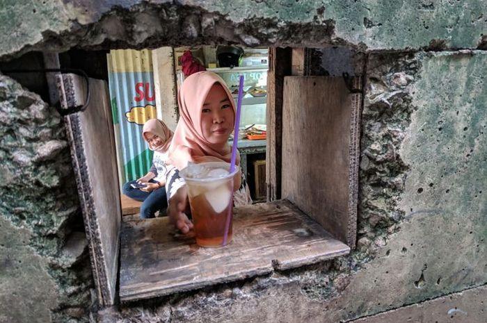 warung-nasi-yang-berjualan-lewat-lubang-tembok-di-scbd.jpg