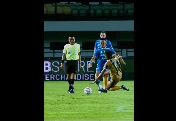 wasit-bangkit-sanjaya-memimpin-pertandingan-persib-bandung-vs-dewa-united.jpg