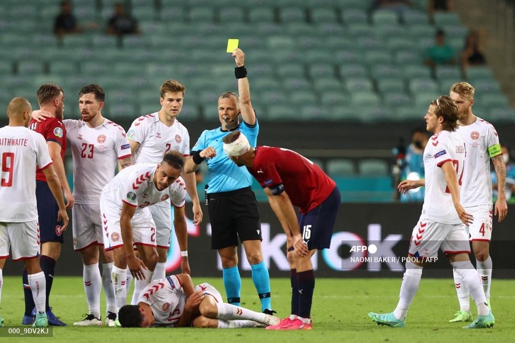 wasit-belanda-bjorn-kuipers-tengah-menunjukkan-kartu-kuning.jpg
