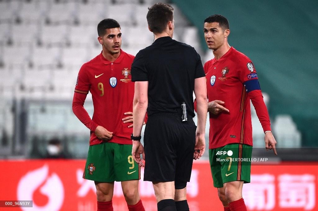 wasit-berbicara-dengan-cristiano-ronaldo-dan-penyerang-portugal-andre-silva-kiri.jpg