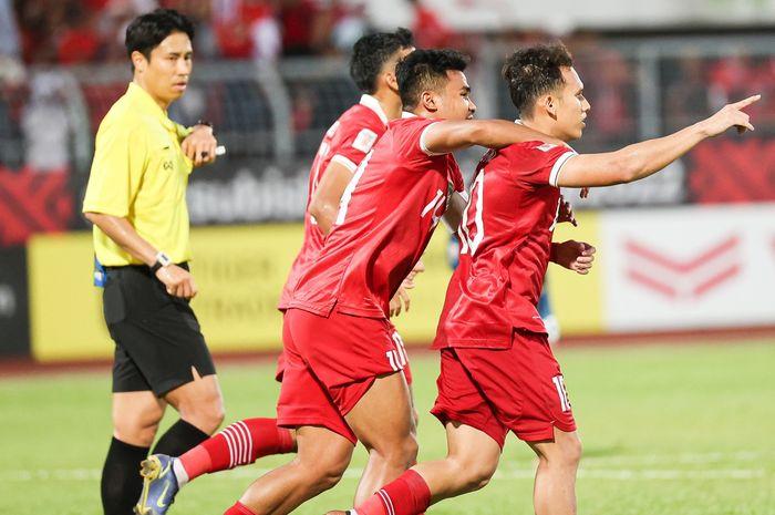wasit-kim-hee-gon-saat-mencatat-nama-egy-maulana-vikri.jpg