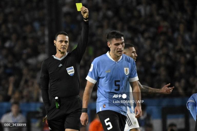 wasit-memberikan-kartu-kuning-kepada-gelandang-uruguay-manuel-ugarte.jpg