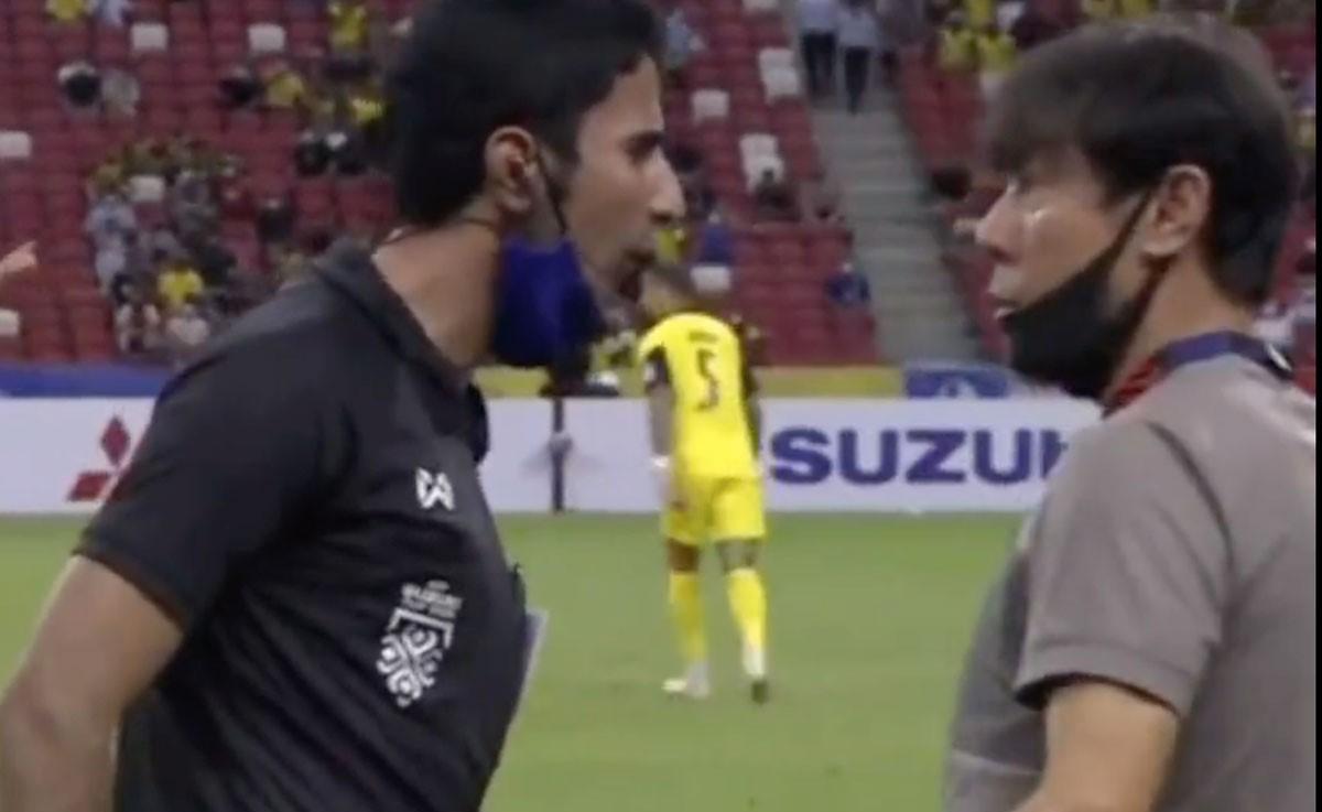 wasit-saoud-ali-al-adba-membentak-pelatih-timnas-indonesia-shin-tae-yong.jpg
