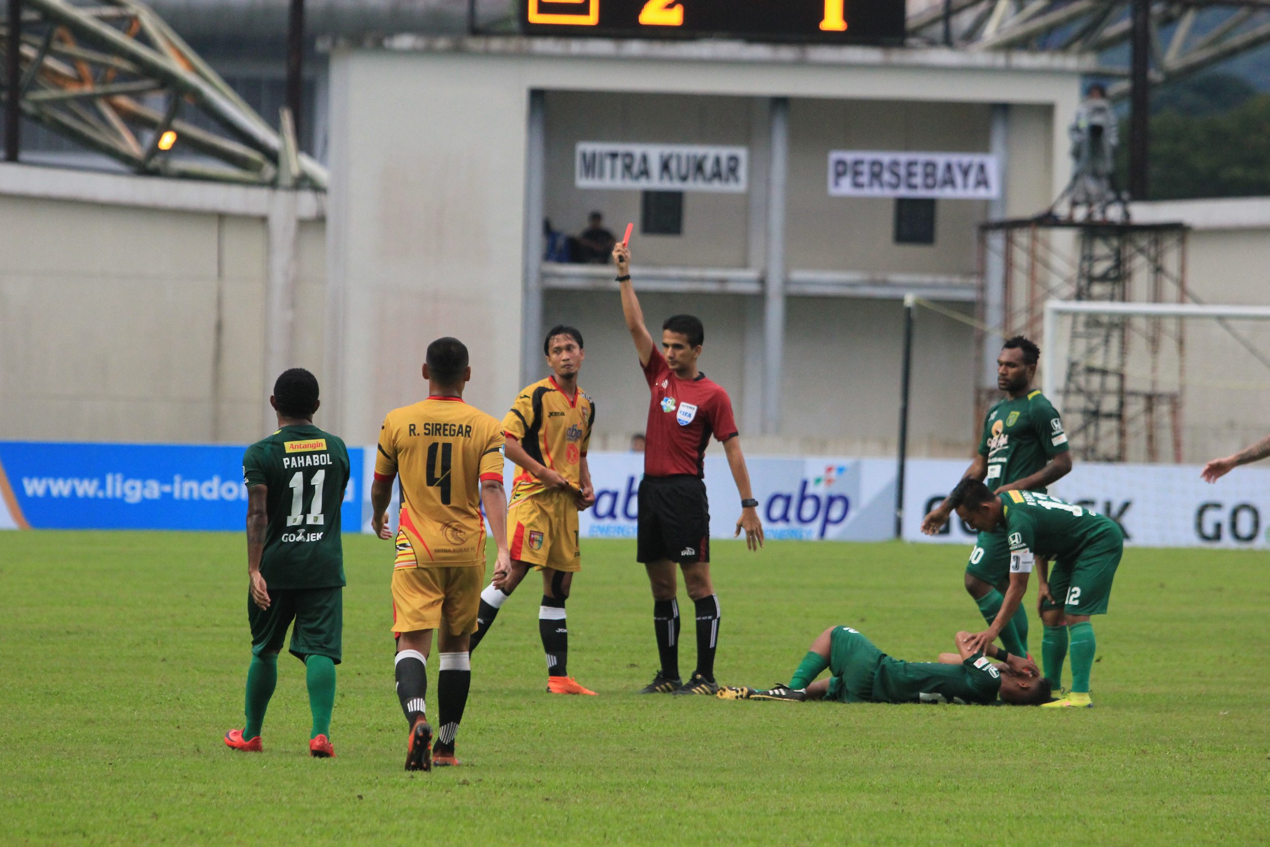 wasit-thoriq-alkatiri-beri-kartu-merah-arif-suyono_20180430_133154.jpg
