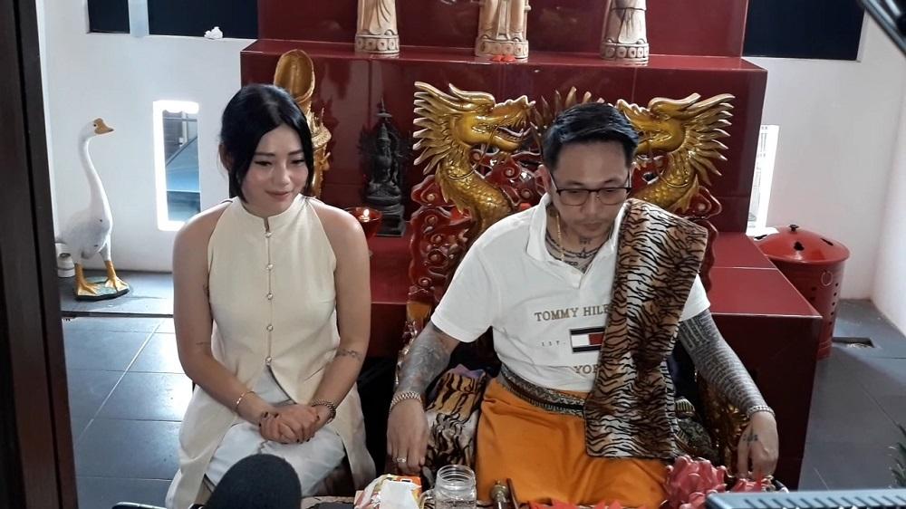 wendy-waltes-usai-menjalani-ibadah-di-vihara1.jpg