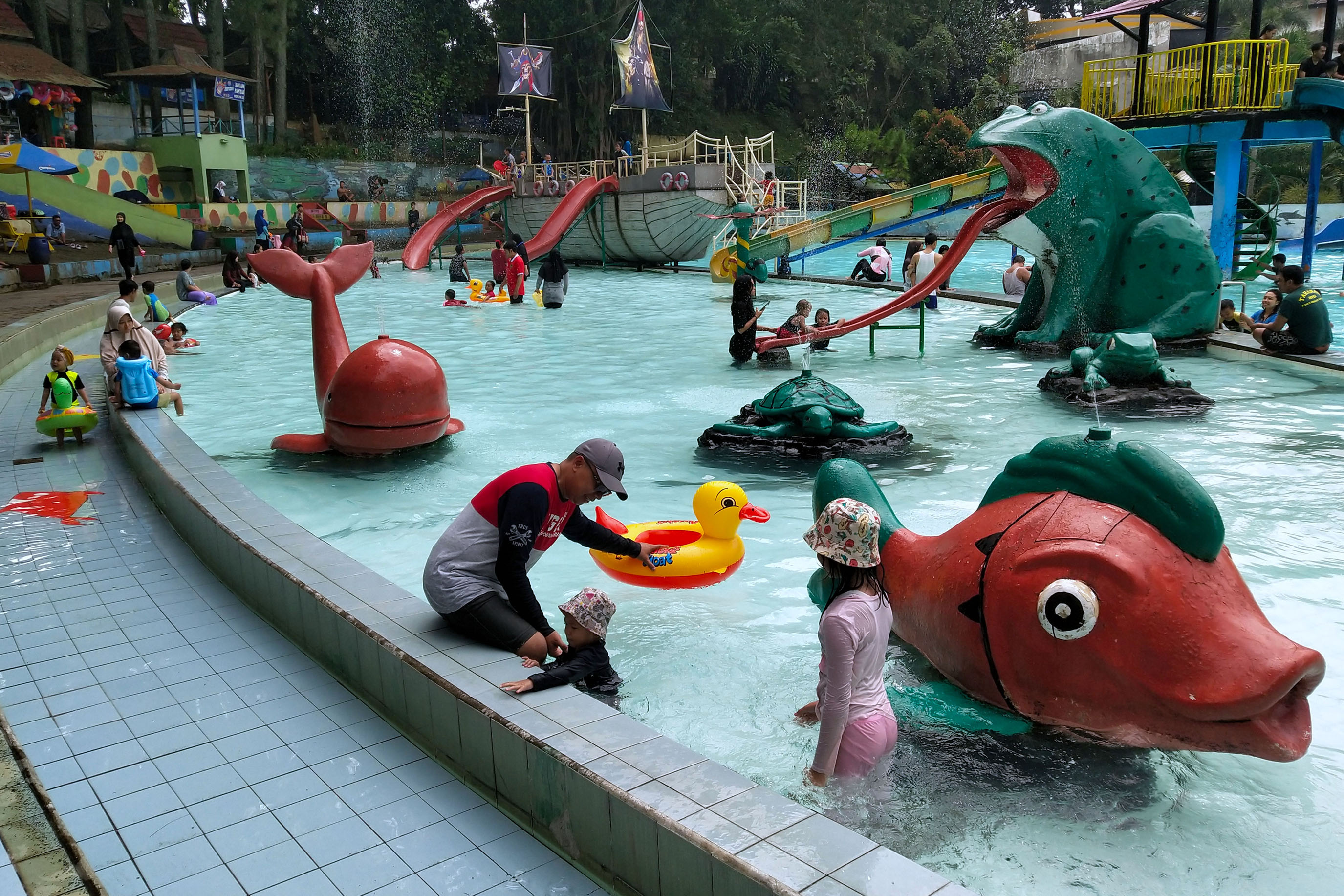 wisata-ke-kolam-renang-legendaris-karang-setra-waterland_20230518_193135.jpg