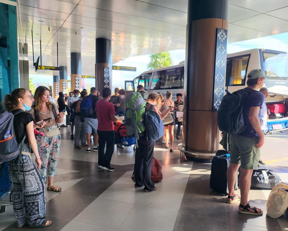 wisatawan-asing-di-bandara-komodo.jpg