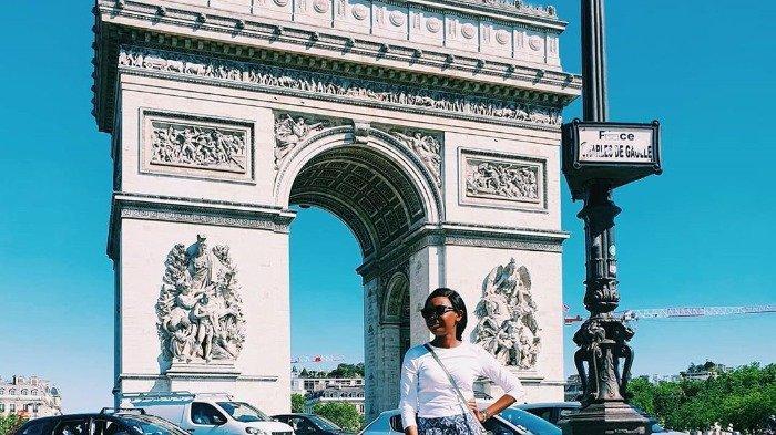 wisatawan-yang-berfoto-dengan-latar-belakang-arc-de-triomphe.jpg
