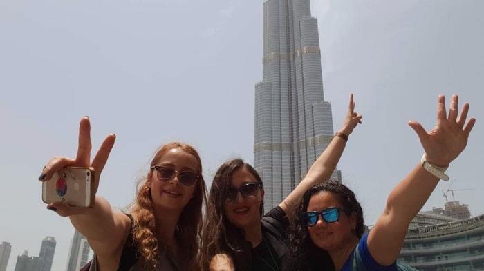 wisatawan-yang-sedang-foto-berlatar-burj-khalifa.jpg