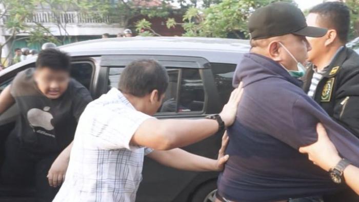 Penangkapan Mantan Ketua DPRD Surabaya Wisnu Wardhana, Disaksikan Anak, Motor Jaksa Pun Dilindas