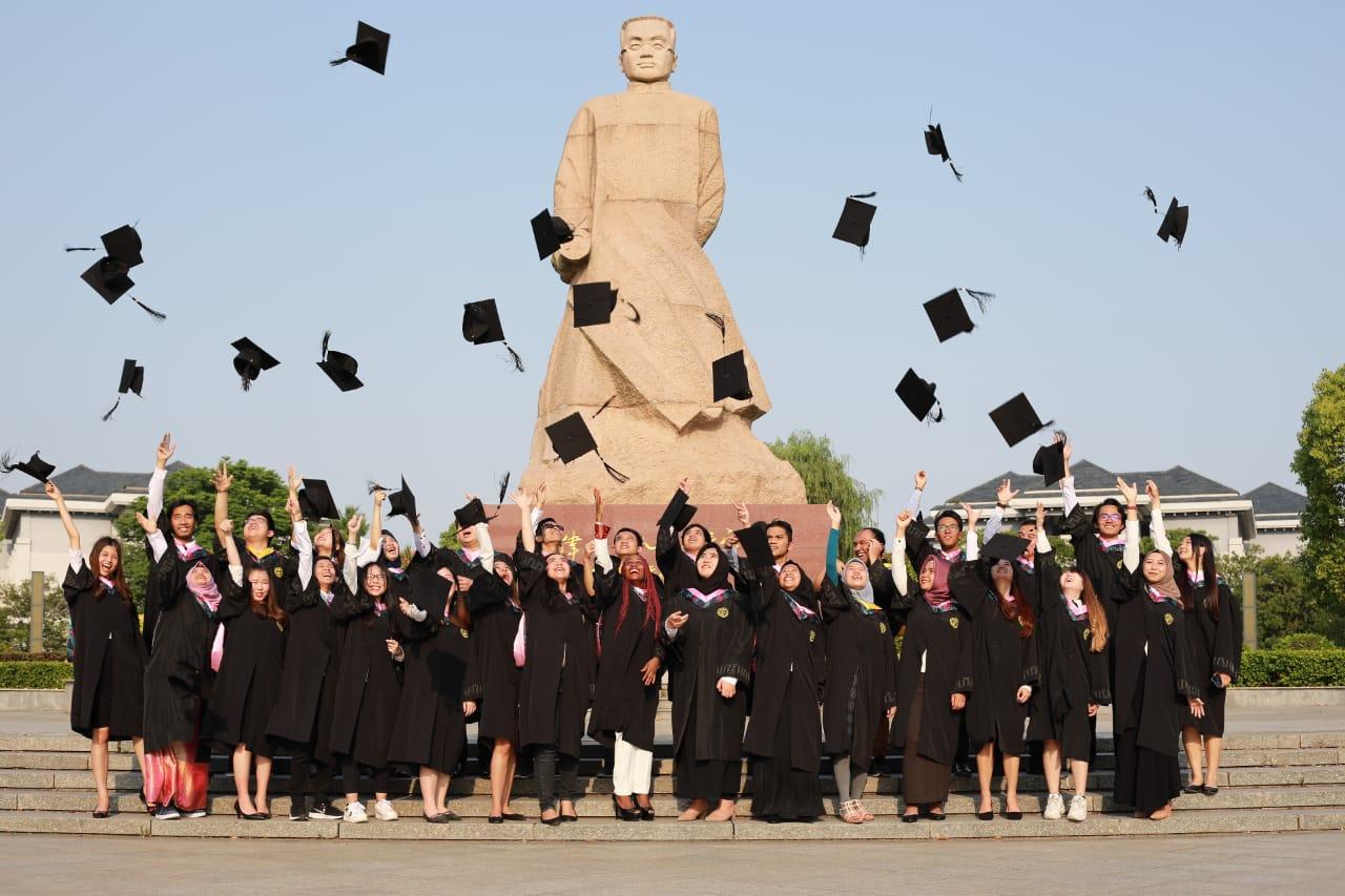 wisuda-esa-unggul.jpg