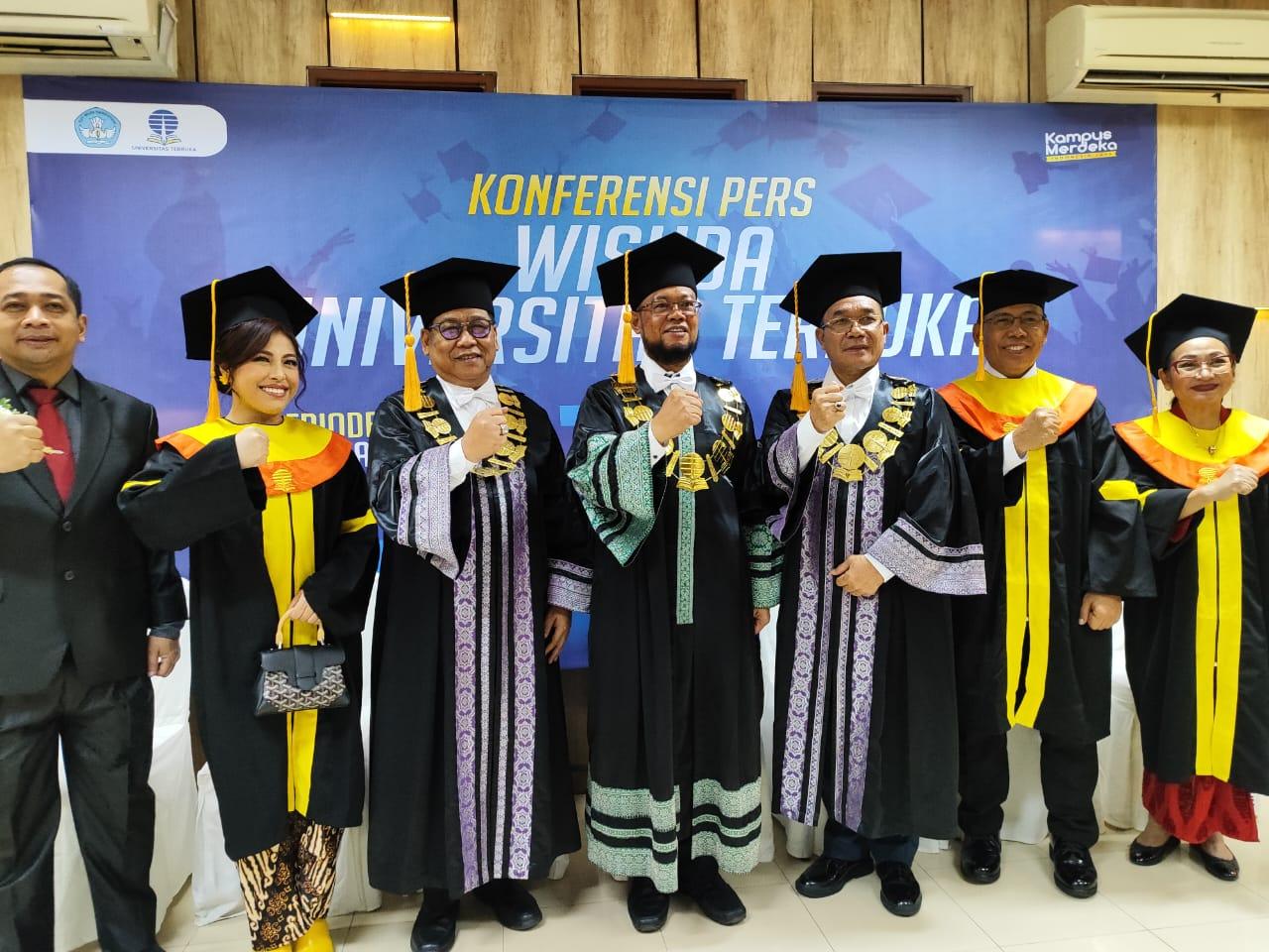 wisudawanwisudawati-inspiratif-ut-dalam-wisuda-tahun-2024.jpg