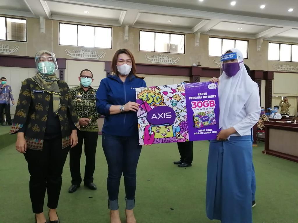 xl-salurkan-18-juta-kartu-untuk-pelajar-di-jawa-timur.jpg