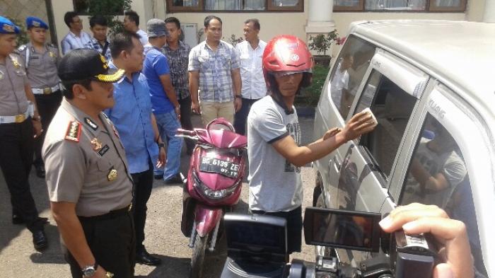 yamin-saat-diamankan-di-polresta-palembang-rabu-2462015_20150625_052827.jpg