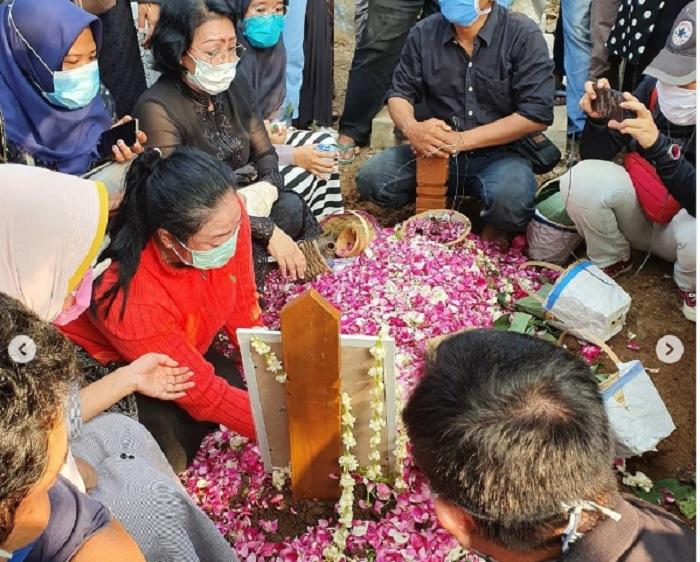 yan-vellia-mengenakan-baju-merah-di-pemakaman-didi-kempot.jpg