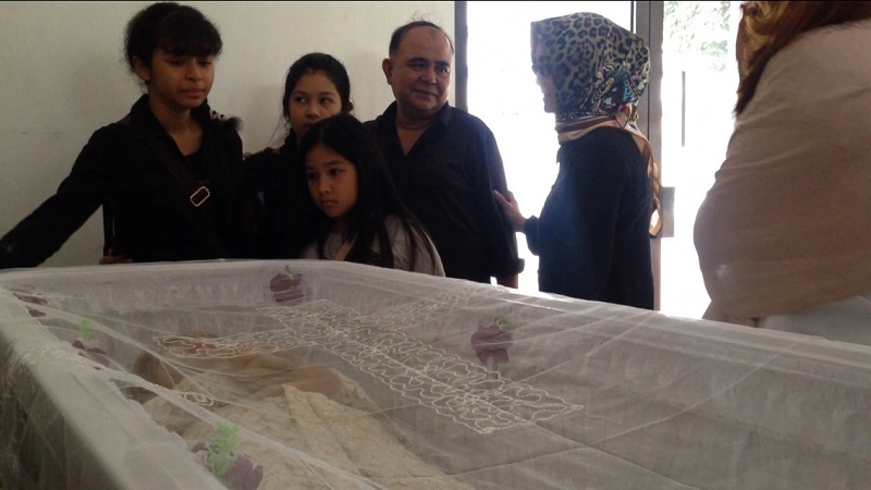 yana-zein-di-rumah-duka-fatmawati_20170601_144519.jpg