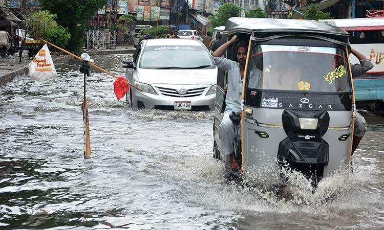 yang-banjir-setelah-hujan-lebat-musim-hujan-di-hyderabad-provinsi-sindh.jpg