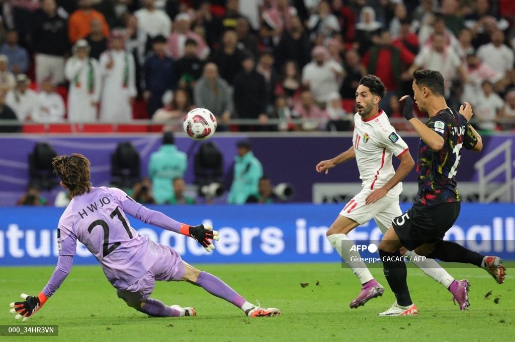 yazan-al-naimat-menendang-bola.jpg