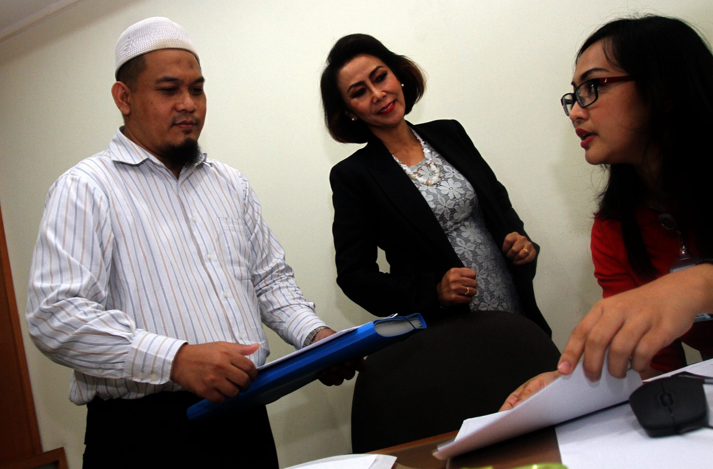 yenti-ganarsih-mengawasi-pendaftar-calon-ketua-kpk_20150608_152317.jpg