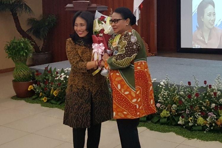 Berpelukan dengan Menteri PPPA Baru saat Sertijab, Yohana Yembise: Yang Papua Pergi, Bali Masuk