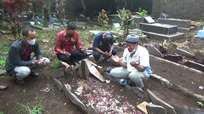 yosef-saat-mendatangi-makam-tuti-suhartini-55-dan-amalia-mustika.jpg