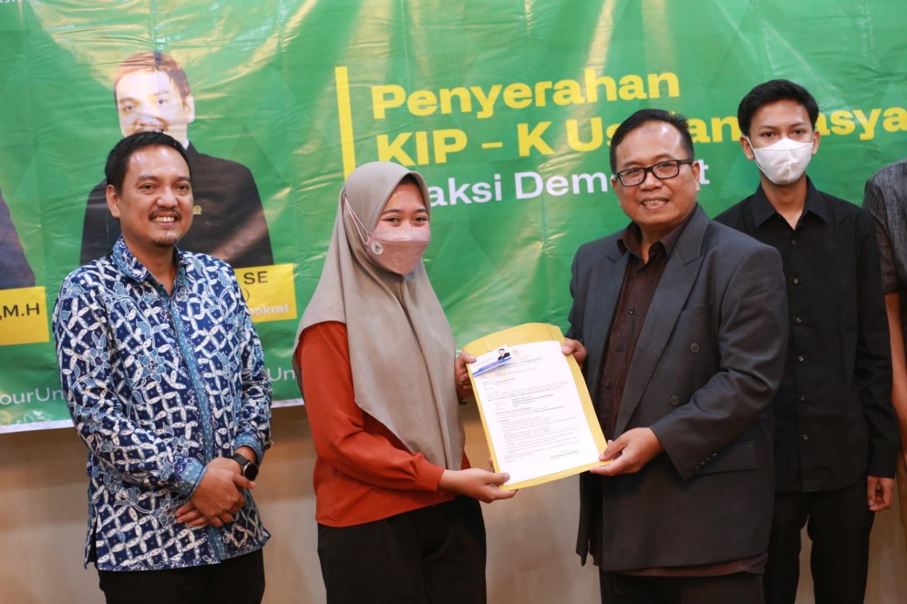 yoyok-sukawi-dan-rektor-unissula-menyerakan-beasiswa-kipk-kepada-mahasiswi-unissula.jpg